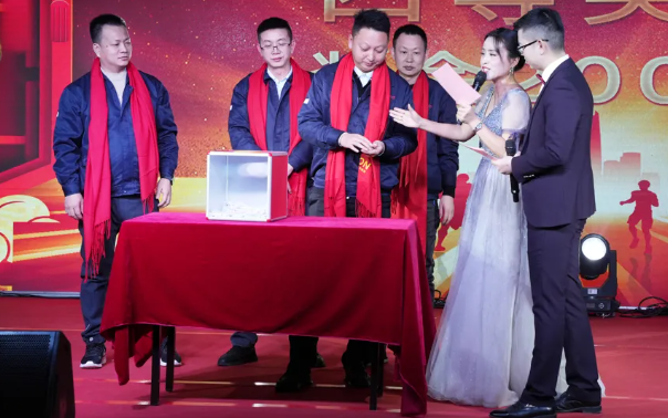 黄石CA882024年终晚会：凝心聚力，共创鲜丽！