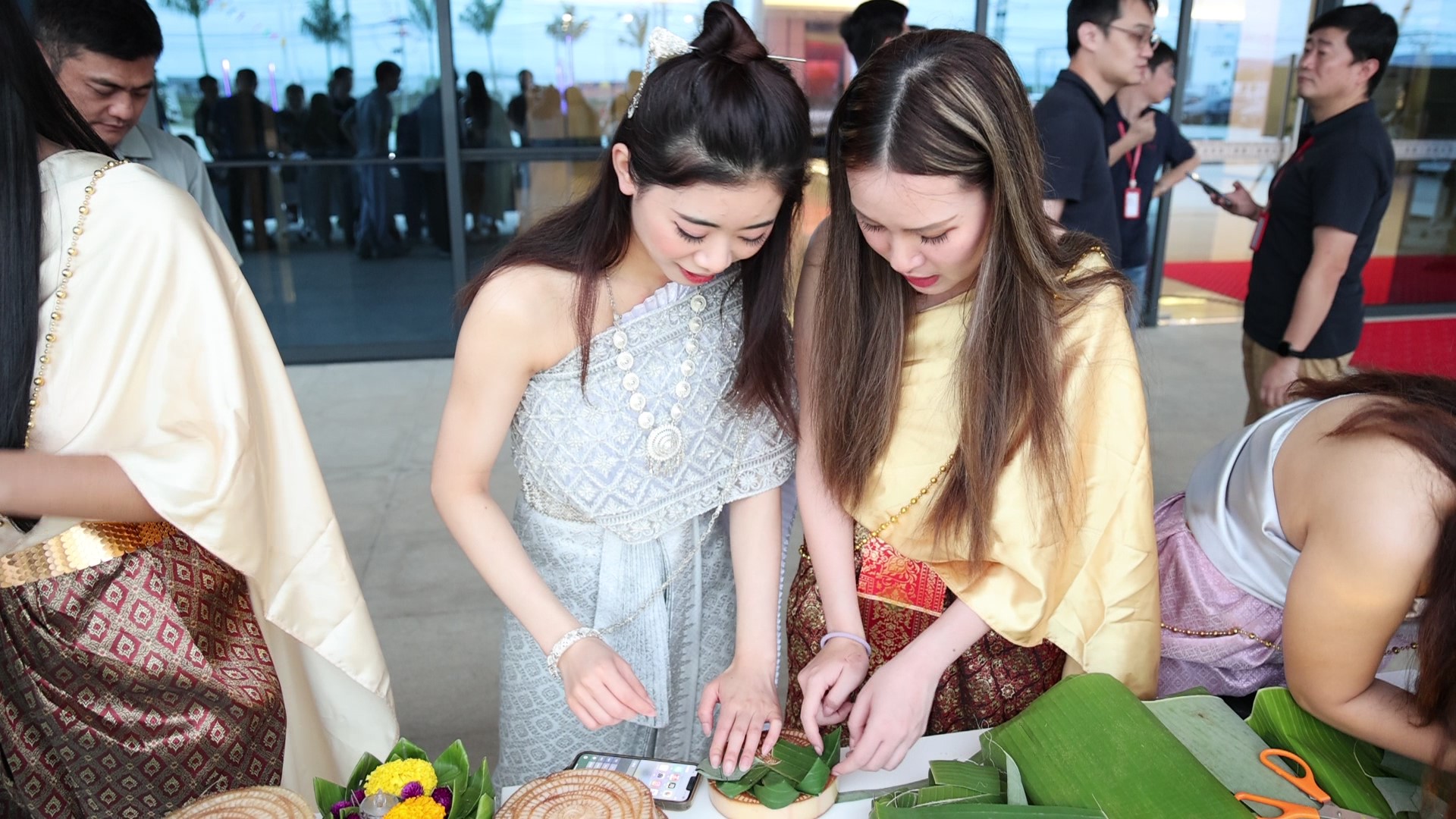 巧手翻飞，把欢乐折进水灯里